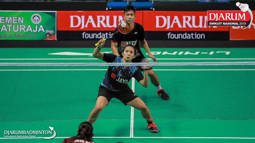 Ferdian Mahardika Ranialdy/Anggia Shitta Awanda (Indonesia) bersiap menyambar pengembalian.