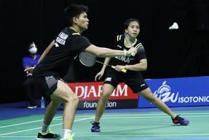 Adnan Maulana/Mychelle Mychelle Crhystine Bandaso bersiap menghadang serangan.