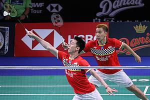 Kevin Sanjaya Sukamuljo/Marcus Fernaldi Gideon (Indonesia) menghadang pengembalian.