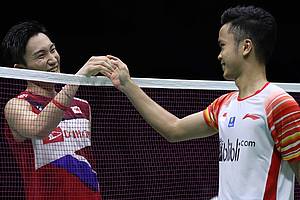 Anthony Sinisuka Ginting (kanan) bersalaman dengan Kento Momota usai bertanding.