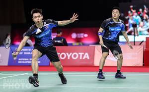 Aaron Chia/Soh Wooi Yik (Malaysia) berusaha menggapai pengembalian lawan. (Copyright: Badmintonphoto | Courtesy of BWF)