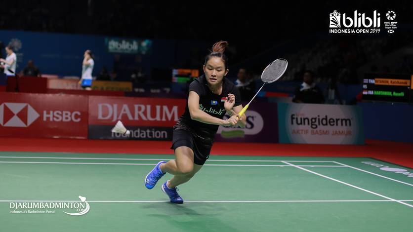 Ruselli Hartawan (Indonesia) bersiap menggapai pengembalian.