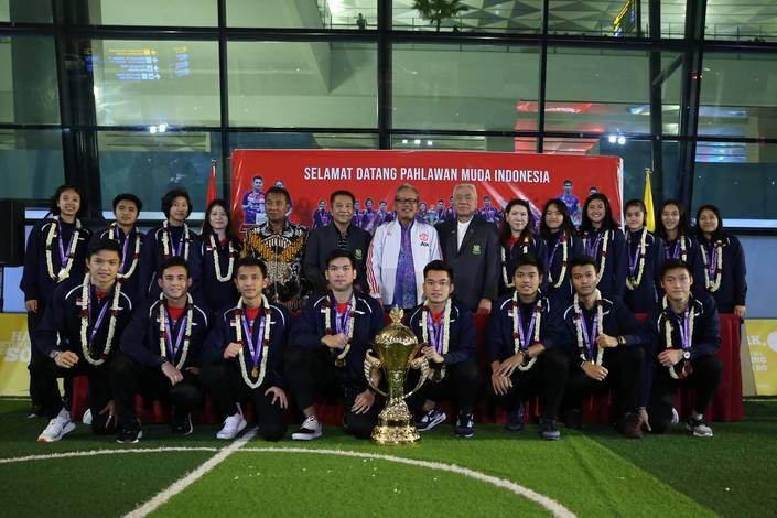 Tim junior Indonesia mendapatkan sambutan hangat setibanya di Tanah Air, Selasa (15/10). Tim junior Indonesia mendapatkan sambutan hangat setibanya di Tanah Air, Selasa (15/10).