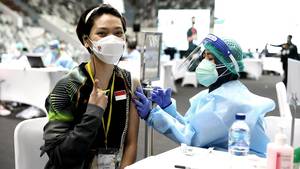 Pemain ganda campuran Indonesia, Gloria Emanuelle Widjaja (kiri) menerima vaksinasi COVID-19. (Foto: PP PBSI)