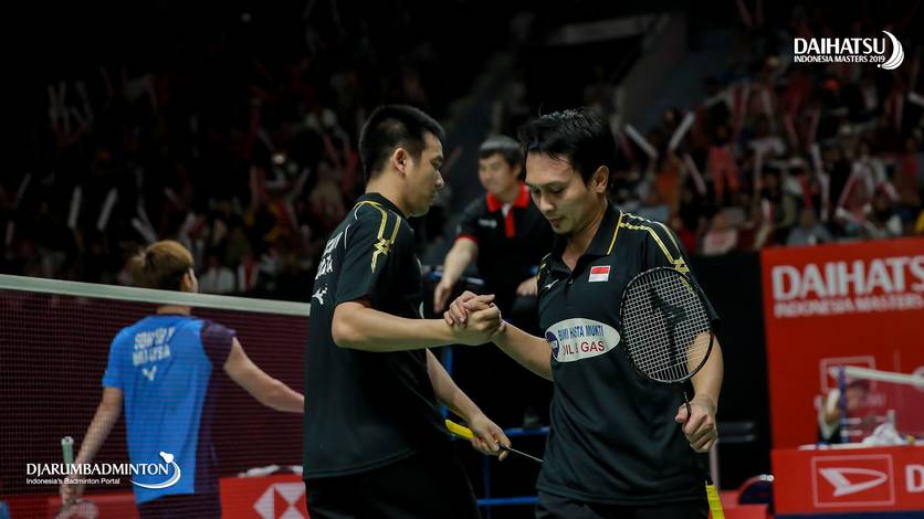 Kekompakan Hendra Setiawan/Mohammad Ahsan (Indonesia) di lapangan. Kekompakan Hendra Setiawan/Mohammad Ahsan (Indonesia) di lapangan.