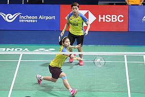 Greysia Polii/Apriyani Rahayu (Indonesia) mengembalikan shuttlecock.