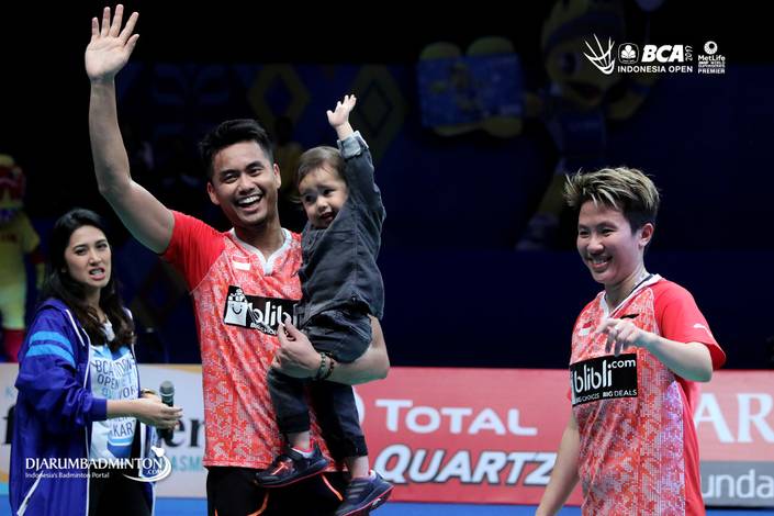 Tontowi Ahmad (kiri) memutuskan gantung raket pada 18 Mei 2020.