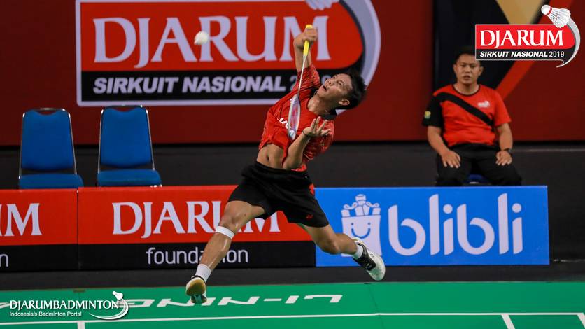 Krishna Adi Nugraha (PB Jaya Raya) melepaskan serangan. Krishna Adi Nugraha (PB Jaya Raya) melepaskan serangan.