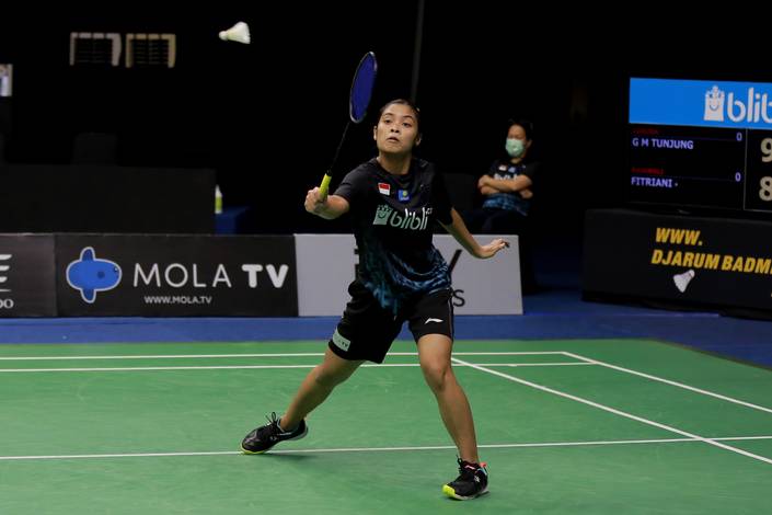 Gregoria Mariska Tunjung (tim Garuda) mengembalikan shuttlecock. Gregoria Mariska Tunjung (tim Garuda) mengembalikan shuttlecock.