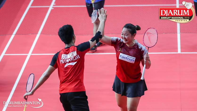 Selebrasi kemenangan Dejan Ferdinansyah/Tiara Rosalia Nuraidah (PB Djarum Kudus/PB Pertamina Fastron). Selebrasi kemenangan Dejan Ferdinansyah/Tiara Rosalia Nuraidah (PB Djarum Kudus/PB Pertamina Fastron).