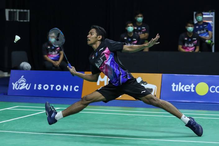 Chico Aura Dwi Wardoyo (Tim Harimau) berusaha menggapai pengembalian. Chico Aura Dwi Wardoyo (Tim Harimau) berusaha menggapai pengembalian.