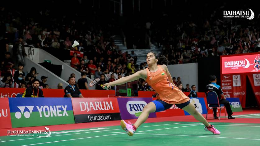 Saina Nehwal berusaha menggapai pengembalian. Saina Nehwal berusaha menggapai pengembalian.