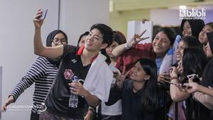 Pemain ganda campuran Thailand, Sapsiree Taerattanachai saat berfoto bersama penggemar.