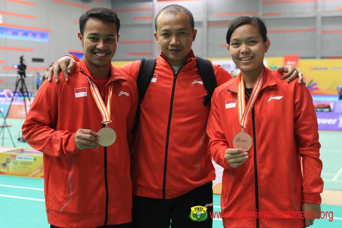 Rehan/Fadia bersama pelatih (Foto: PBSI) Rehan/Fadia bersama pelatih (Foto: PBSI)