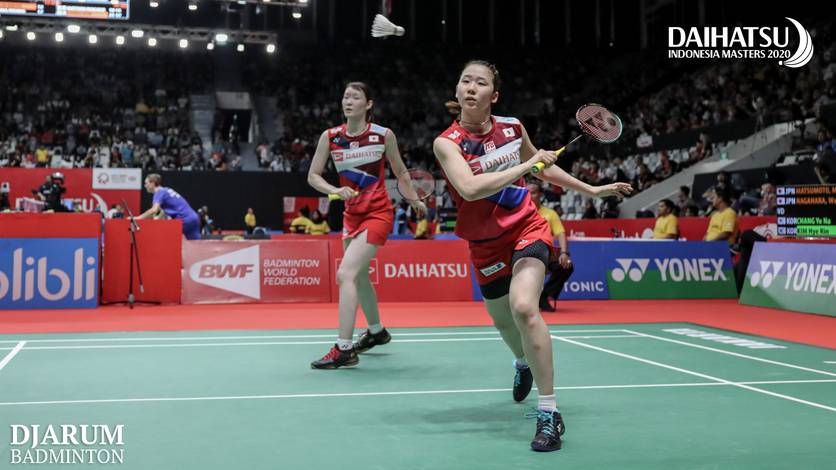Mayu Matsumoto/Wakana Nagahara (Jepang) bersiap menyambut pengembalian. Mayu Matsumoto/Wakana Nagahara (Jepang) bersiap menyambut pengembalian.