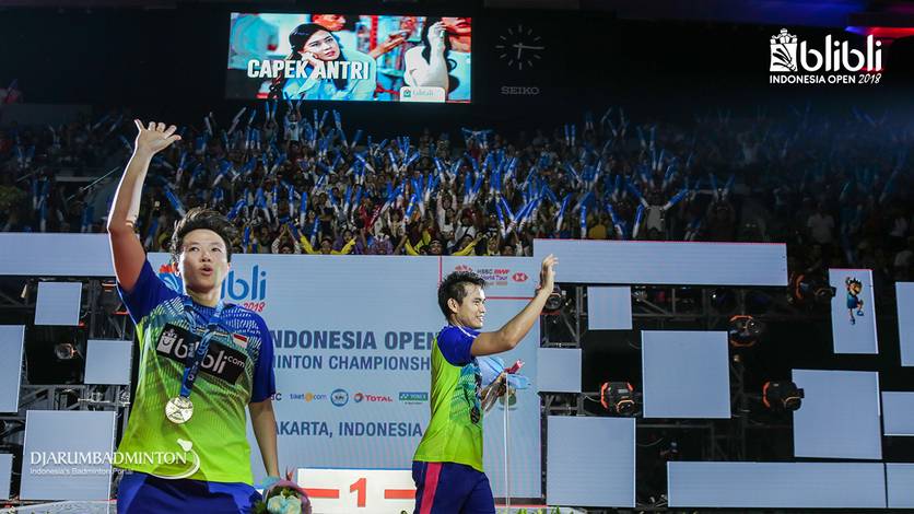 Tontowi AHMAD dan Liliyana NATSIR (Indonesia) melakukan selebrasi dan menyapa penonton Tontowi AHMAD dan Liliyana NATSIR (Indonesia) melakukan selebrasi dan menyapa penonton