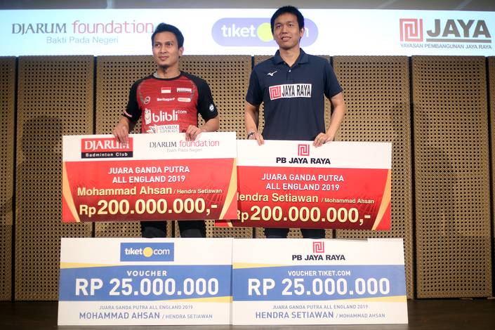 Hendra Setiawan/Mohammad Ahsan mendapatkan penghargaan juara All England 2019. Hendra Setiawan/Mohammad Ahsan mendapatkan penghargaan juara All England 2019.