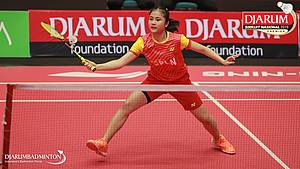 Maria Veronica Ngadien Prawesti (PB SGS PLN) menyambut pengembalian.