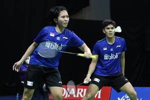 Adnan Maulana/Mychelle Crhystine Bandaso bersiap menghadang serangan.