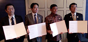 Ketua Umum PP PBSI Wiranto Berfoto Bersama Perwakilan Kota Yokote, Akita Prefecture, Jepang, usai Menandatangani Nota Kesepahaman Kerjasama. (Foto: PBSI)