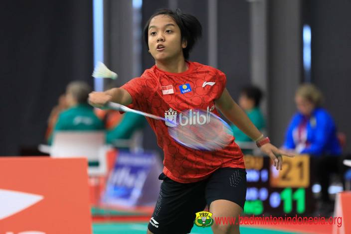 Yasnita Enggira Setiawan bersiap menghadang pengembalian. Yasnita Enggira Setiawan bersiap menghadang pengembalian.