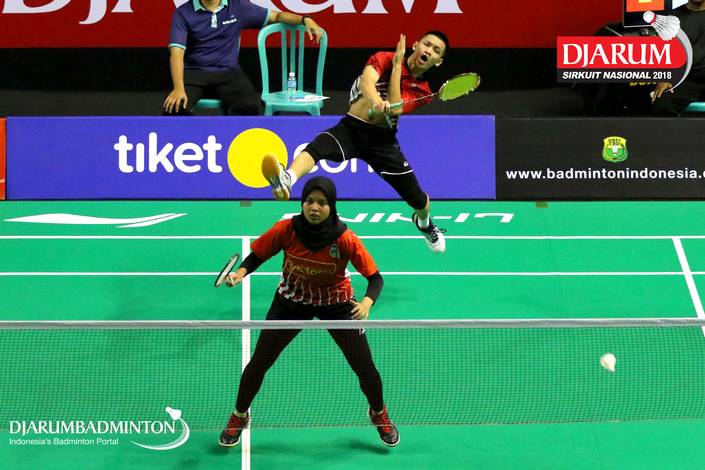 Muhammad Juan Elgiffani/Windi Siti Mulyani (PB Victory Bogor) melepaskan serangan. Muhammad Juan Elgiffani/Windi Siti Mulyani (PB Victory Bogor) melepaskan serangan.