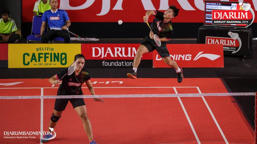 Reinard Dhanriano/Rayhan Vania Salsabila (PB Mutiara Cardinal) melepaskan serangan.