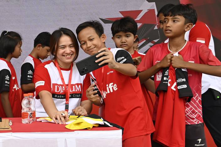 Seorang peserta Audisi Umum PB Djarum 2023 berswafoto dengan Melati Daeva Oktavianti (Dok. PB Djarum) Seorang peserta Audisi Umum PB Djarum 2023 berswafoto dengan Melati Daeva Oktavianti (Dok. PB Djarum)