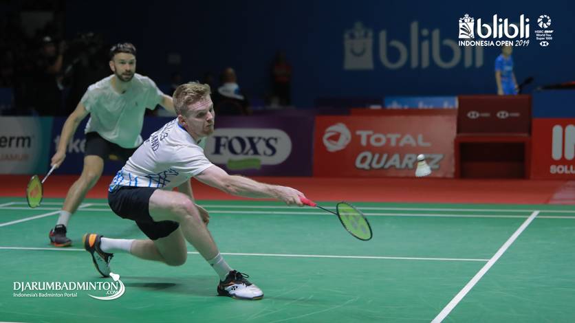 Chris Langridge/Marcus Ellis (Inggris) mengembalikan shuttlecock. Chris Langridge/Marcus Ellis (Inggris) mengembalikan shuttlecock.