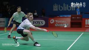Chris Langridge/Marcus Ellis (Inggris) mengembalikan shuttlecock.