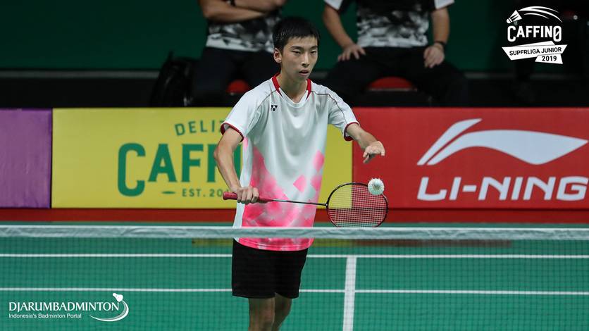 Yoshiya Abe (Kumamoto) bersiap melakukan servis. Yoshiya Abe (Kumamoto) bersiap melakukan servis.