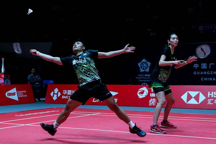 Hafiz Faizal/Gloria Emanuelle Widjaja (Indonesia) berusaha menggapai pengembalian. Hafiz Faizal/Gloria Emanuelle Widjaja (Indonesia) berusaha menggapai pengembalian.