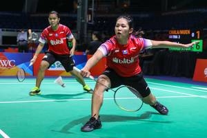 Ganda putri Indonesia, Ribka Sugiarto/Siti Fadia Silva Ramadhanti menyambut pengembalian. (Foto: PP PBSI)