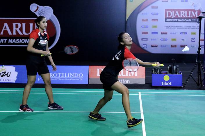 Bilqis Pratista/Silvia Pramesti (PB Djarum Kudus) menyambut pengembalian. Bilqis Pratista/Silvia Pramesti (PB Djarum Kudus) menyambut pengembalian.