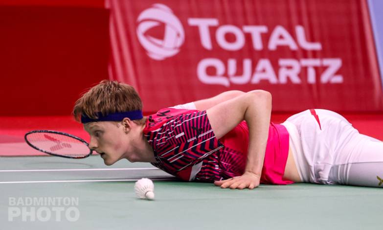 Tunggal putra nomor tiga dunia asal Denmark, Anders Antonsen jatuh bangun menghadang serangan lawan. (Copyright: Badmintonphoto | Courtesy of BWF) Tunggal putra nomor tiga dunia asal Denmark, Anders Antonsen jatuh bangun menghadang serangan lawan. (Copyright: Badmintonphoto | Courtesy of BWF)