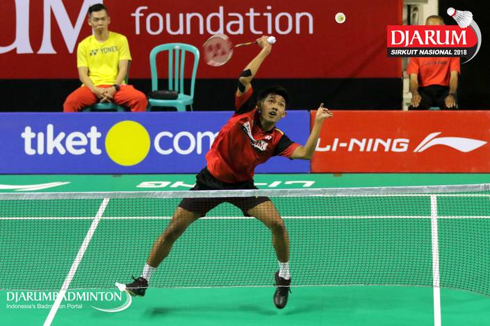 Bagas Kristianto Nugroho (PB Djarum Kudus) bersiap menyambar pengembalian.