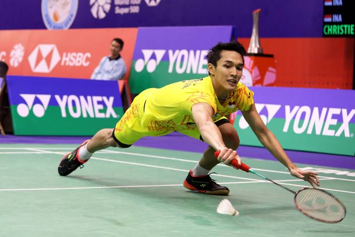 Jonatan Christie berusaha menghadang serangan. Jonatan Christie berusaha menghadang serangan.