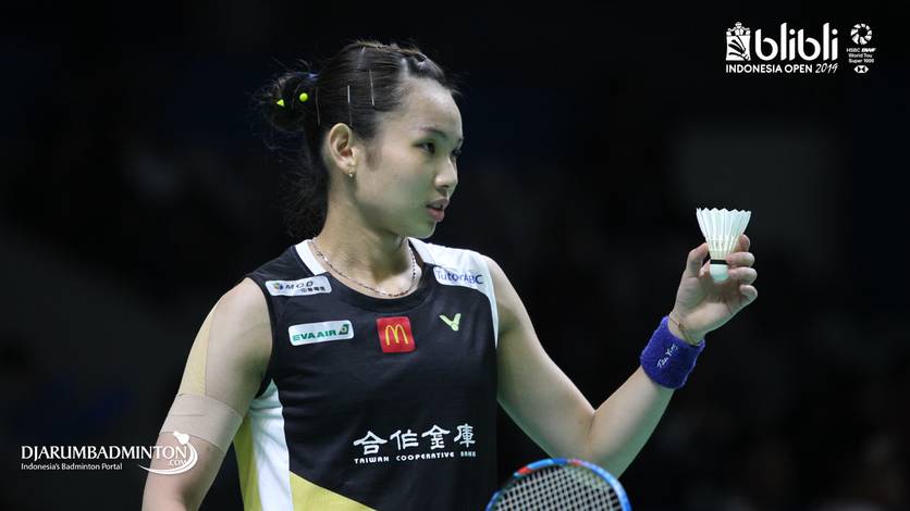 Tai Tzu Ying (Taiwan) bersiap melakukan serve. Tai Tzu Ying (Taiwan) bersiap melakukan serve.