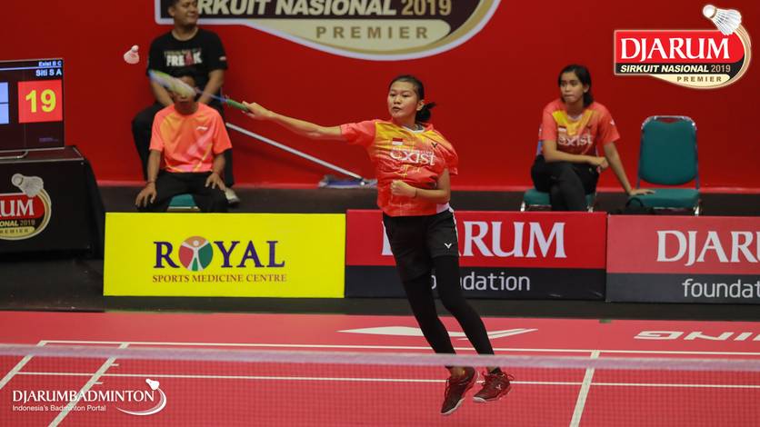 Siti Sarah Azzahra (PB Exist) melepaskan serangan. Siti Sarah Azzahra (PB Exist) melepaskan serangan.