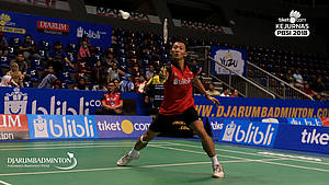 Ihsan Maulana Mustofa (PB Djarum Kudus) mengembalikan shuttlecock.