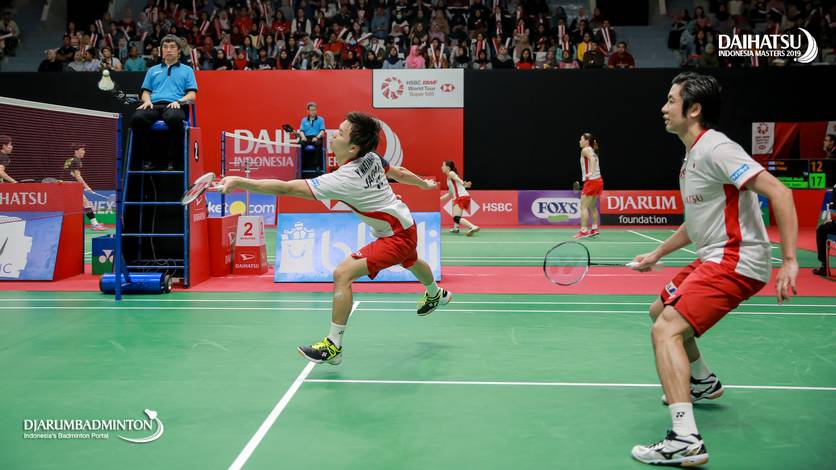 Hiroyuki Endo/Yuta Watanabe (Jepang) mengembalikan shuttlecock. Hiroyuki Endo/Yuta Watanabe (Jepang) mengembalikan shuttlecock.