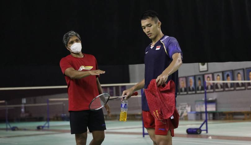 Tunggal putra Indonesia, Jonatan Christie saat mendapatkan arahan dari pelatih. (Foto: PP PBSI) Tunggal putra Indonesia, Jonatan Christie saat mendapatkan arahan dari pelatih. (Foto: PP PBSI)