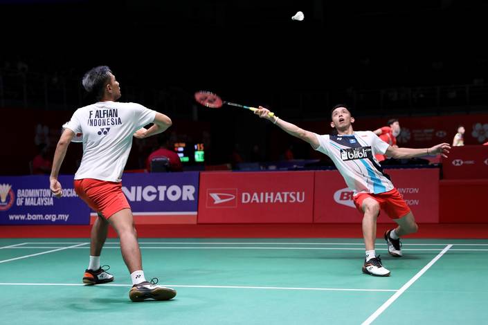 Fajar Alfian/Muhammad Rian Ardianto (Indonesia) bersiap menggapai pengembalian. Fajar Alfian/Muhammad Rian Ardianto (Indonesia) bersiap menggapai pengembalian.