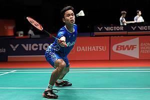 Anthony Sinisuka Ginting bersiap menghadang pengembalian.