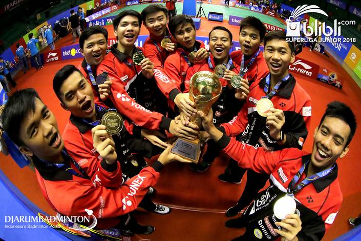Tim beregu putra U-19 PB Djarum Kudus memamerkan medali emas dan piala Liem Swie King. Tim beregu putra U-19 PB Djarum Kudus memamerkan medali emas dan piala Liem Swie King.