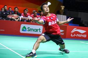 Anthony Sinisuka Ginting (Indonesia) menyambut pengembalian.