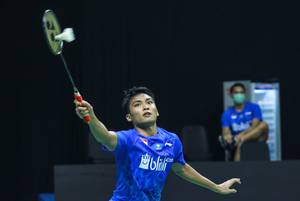 Karono (tim Rajawali) menyambut pengembalian.