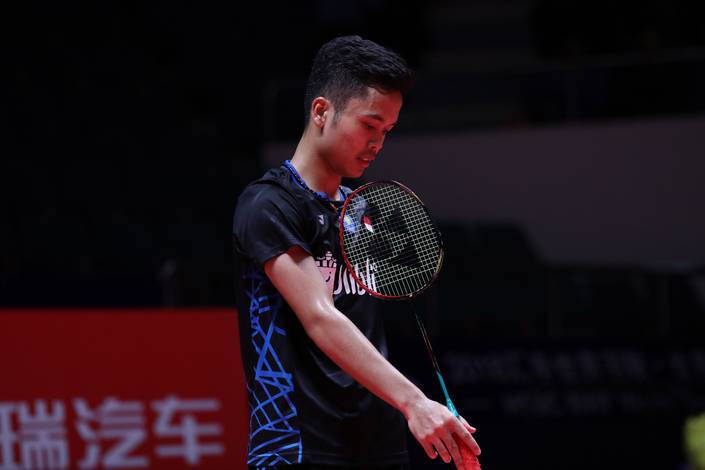 Ekspresi kekecewaan Anthony Sinisuka Ginting saat kalah dipertandingan terakhir penyisihan Grup A BWF World Tour Finals 2018 Guangzhou. Ekspresi kekecewaan Anthony Sinisuka Ginting saat kalah dipertandingan terakhir penyisihan Grup A BWF World Tour Finals 2018 Guangzhou.