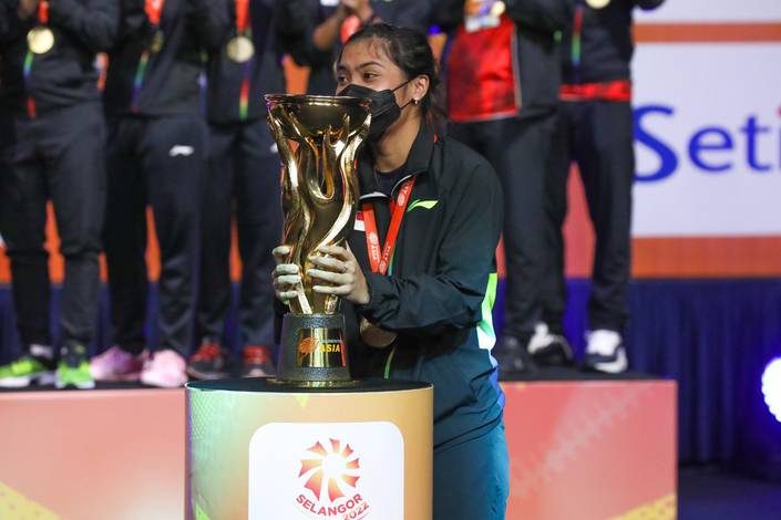 Gregoria Mariska Tunjung dan trofi BATC 2022 (Humas PP PBSI) Gregoria Mariska Tunjung dan trofi BATC 2022 (Humas PP PBSI)