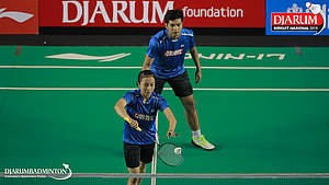 Ari Kusuma/Salsabila Dewanti (Pb Mutiara Cardinal) melepaskan serve.
